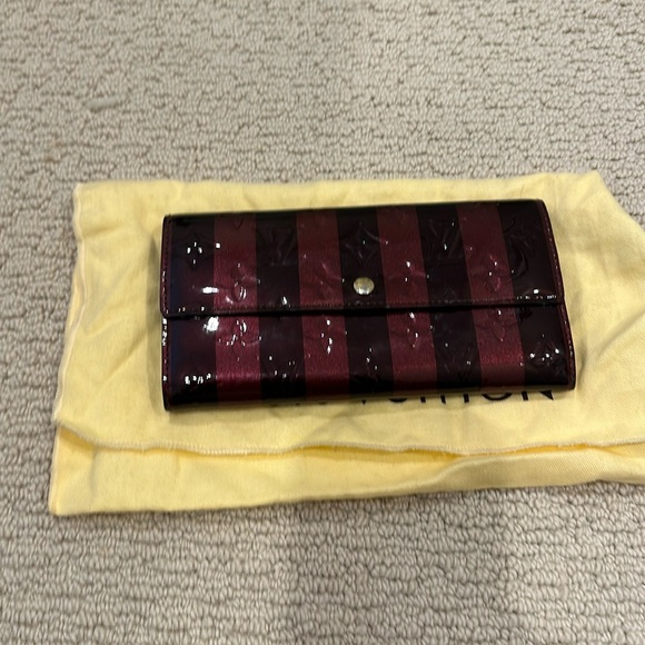Louis Vuitton Amarante Rayures Monogram Vernis Sarah Wallet - Picture 2 of 6